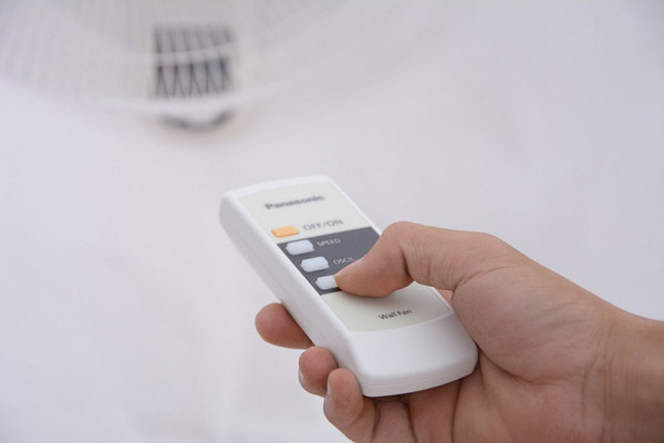 Quạt treo tường Panasonic có remote F-409MB