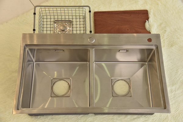 Chậu rửa chén 2 hố kèm rổ inox HITA HDS8248 82x48cm