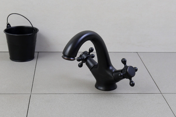 Vòi chậu lavabo nóng lạnh bằng đồng Kanly GCV05B