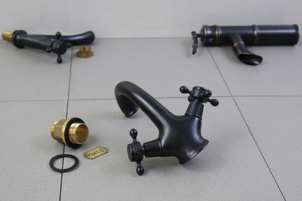 Vòi chậu lavabo nóng lạnh bằng đồng Kanly GCV05B