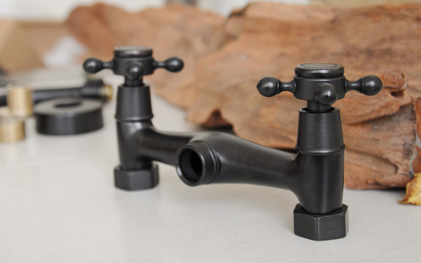 Vòi nước treo tường nóng lạnh Kanly GCT05B