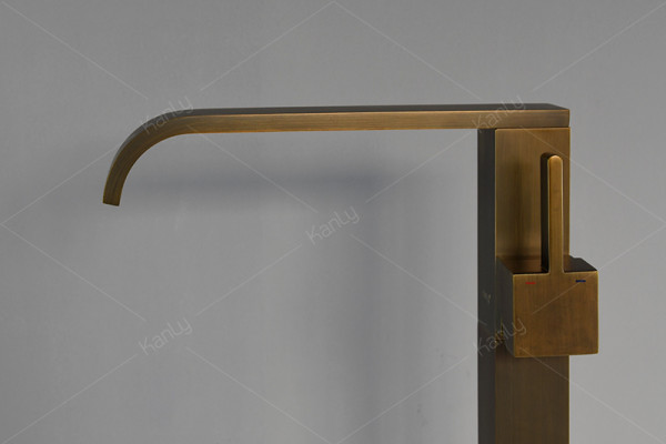 Vòi xả bồn đặt sàn nóng lạnh bằng đồng Kanly GCAH7