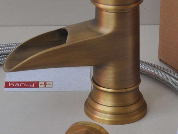 Vòi chậu nóng lạnh bằng đồng Kanly GCV04