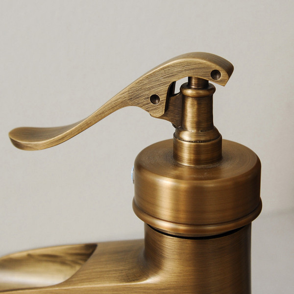 Vòi chậu nóng lạnh bằng đồng Kanly GCV04