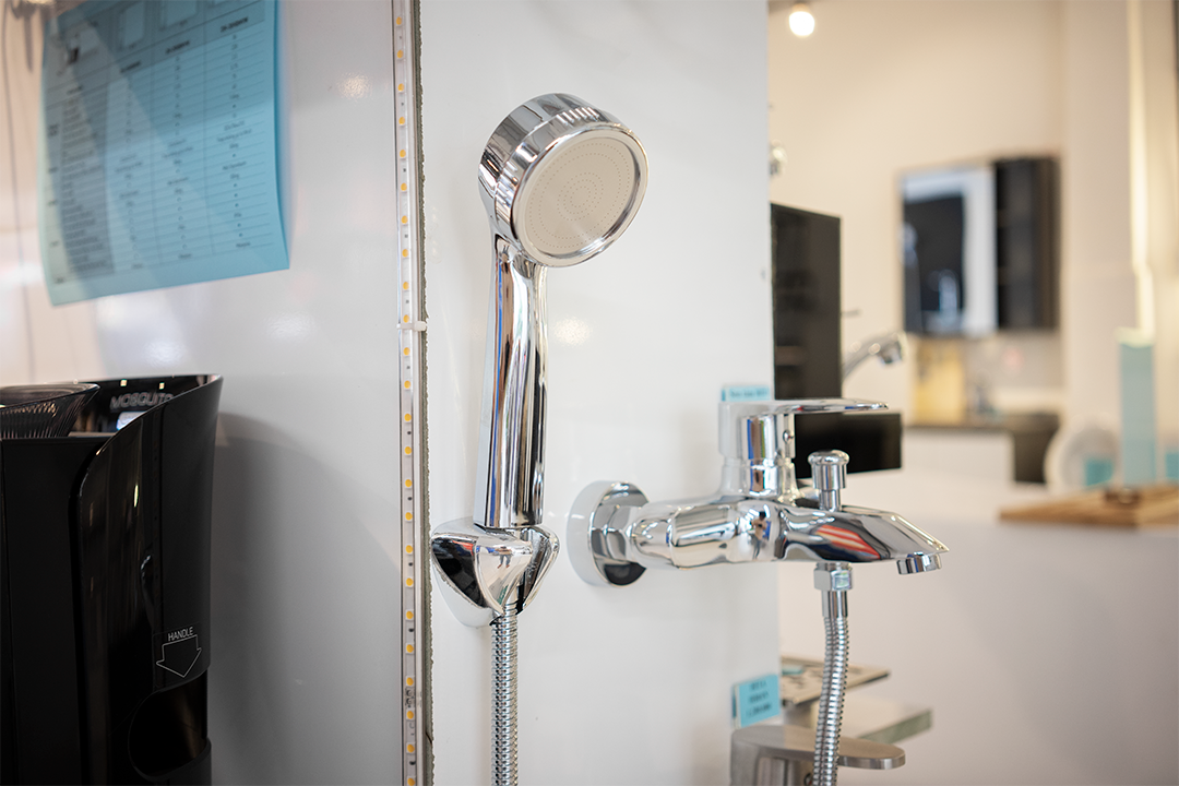 Thiết bị vòi sen tắm thường được sử dụng rộng rãi vì tính ứng dụng cao và tiết kiệm nước hơn các hình thức tắm khác. 