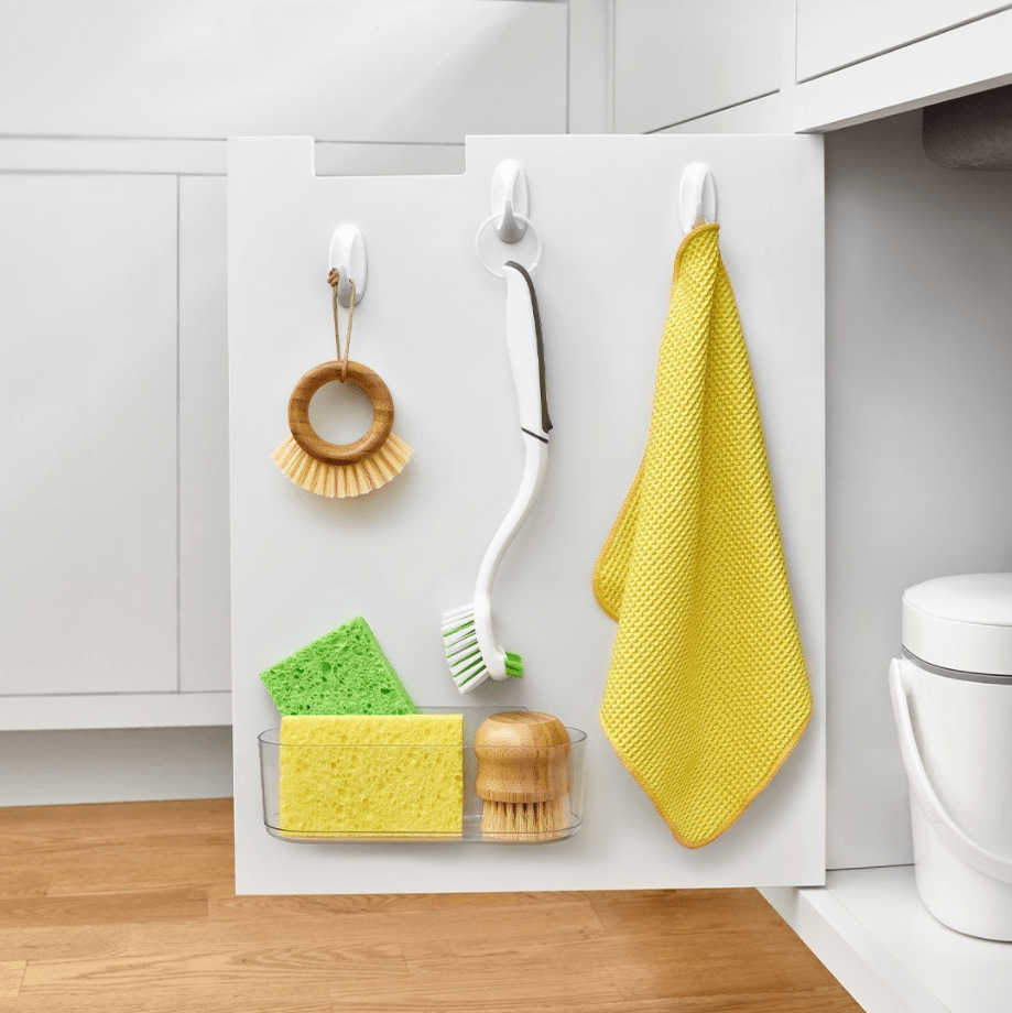 Tận dụng cánh cửa tủ để sắp xếp vật dụng lau dọn bếp