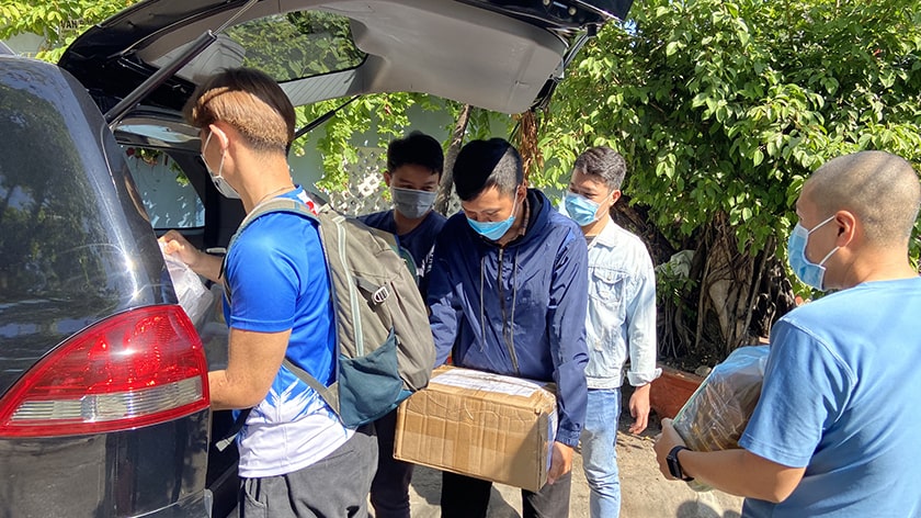 Mọi người tập trung tại Viện đúng 9h sáng để chuẩn bị gửi tới Viện những món quà.