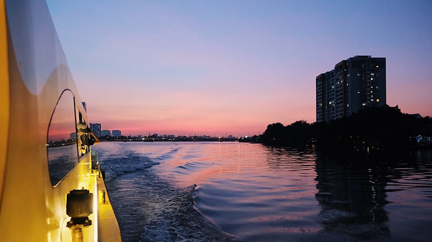 Đi xe buýt sông Sài Gòn ngắm hoàng hôn