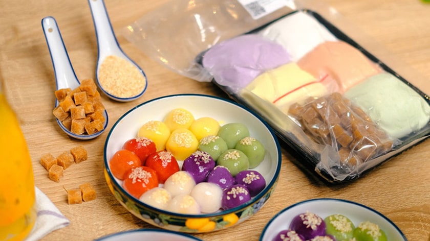 Những chiếc bánh trôi bánh chay được điểm thêm màu sắc trông rất bắt mắt
