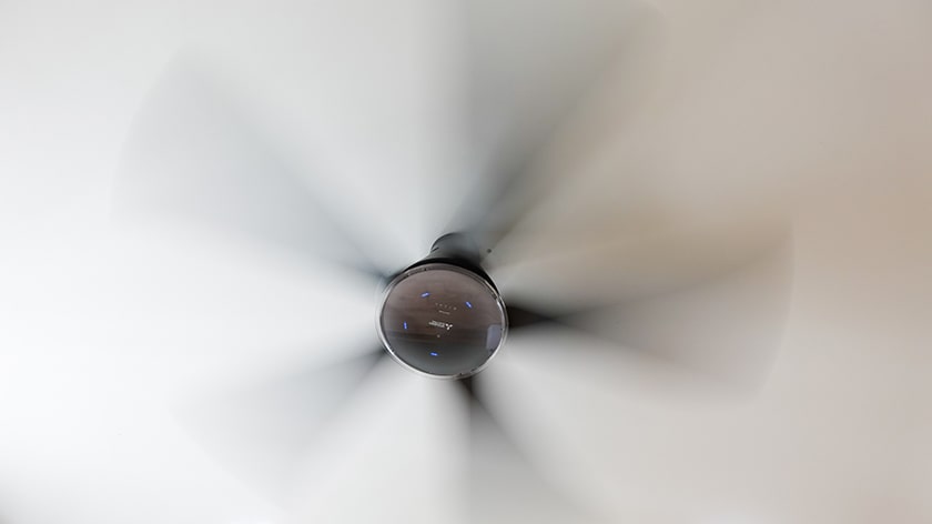 Kiểm tra ốc đảm bảo quạt vận hành ổn định, chắc chắn