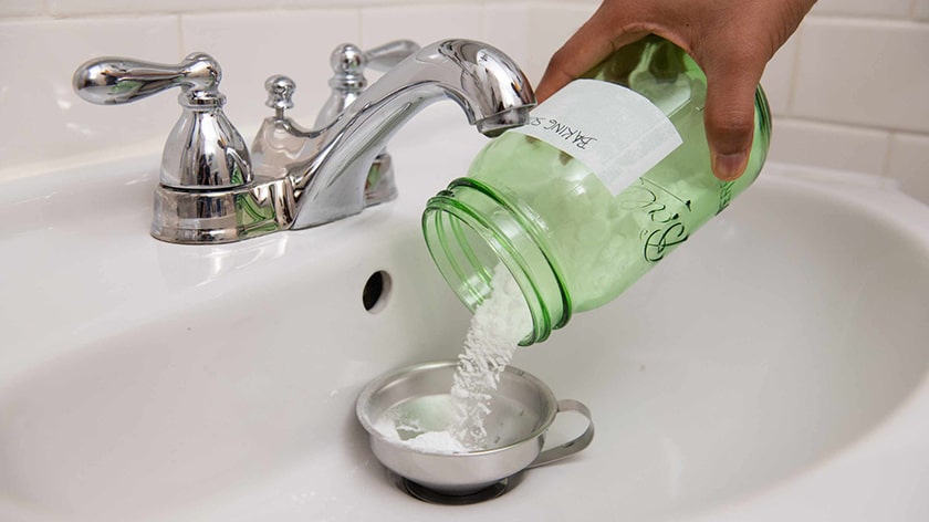 Thông tắc bồn rửa mặt lavabo bằng baking soda và giấm ăn