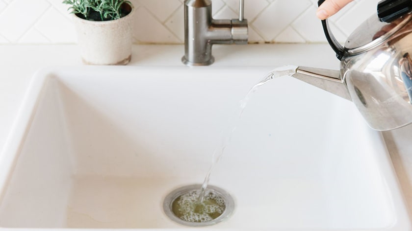 Thông ống nước bồn rửa mặt bằng nước sôi
