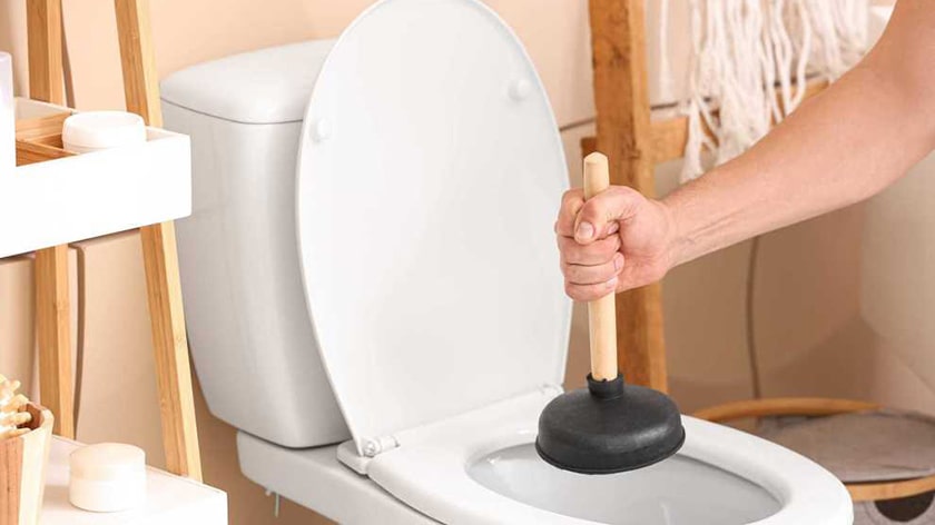 Cách sử lý sự cố thông nghẹt bồn cầu tại nhà đơn giản
