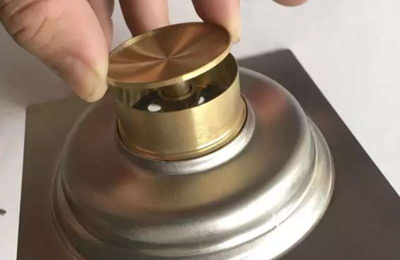 Phễu thoát sàn ngăn mùi cơ chế lực kéo lò xo