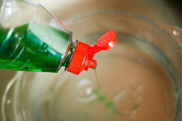 Sử dụng nước rửa bát để làm sạch vết bẩn lâu ngày