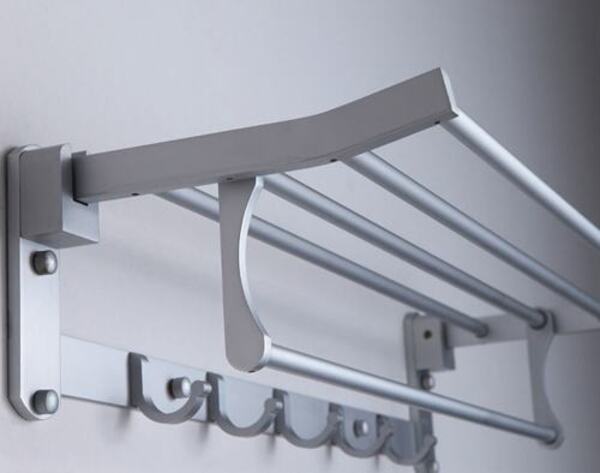 Thanh treo khăn bằng nhôm có vẻ ngoài gần giống inox