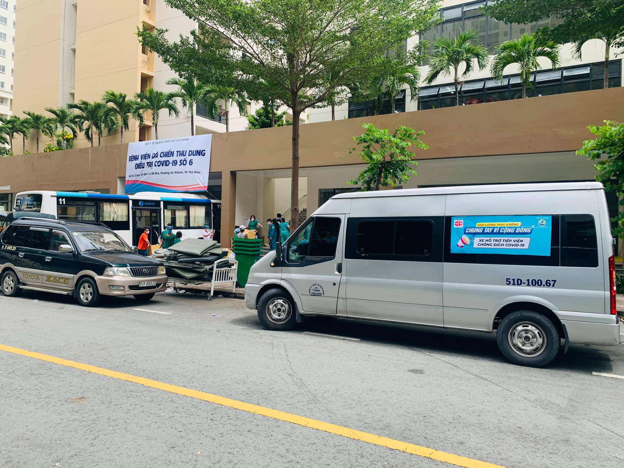 Hỗ trợ các y bác sĩ tại bệnh viện dã chiến Thu Dung