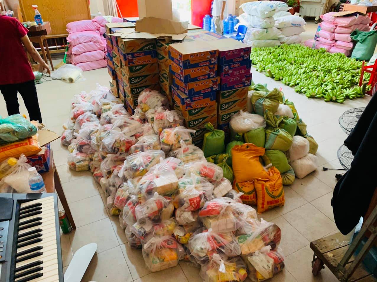 Những suất quà được sắp xếp để chuẩn bị lên đường phát cho người dân