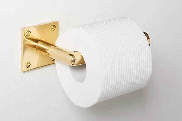 Mẫu lô giấy vệ sinh kim loại với ánh vàng, những đường nét thiết kế lượn sóng và các họa tiết hoa văn theo phong cách Châu  u