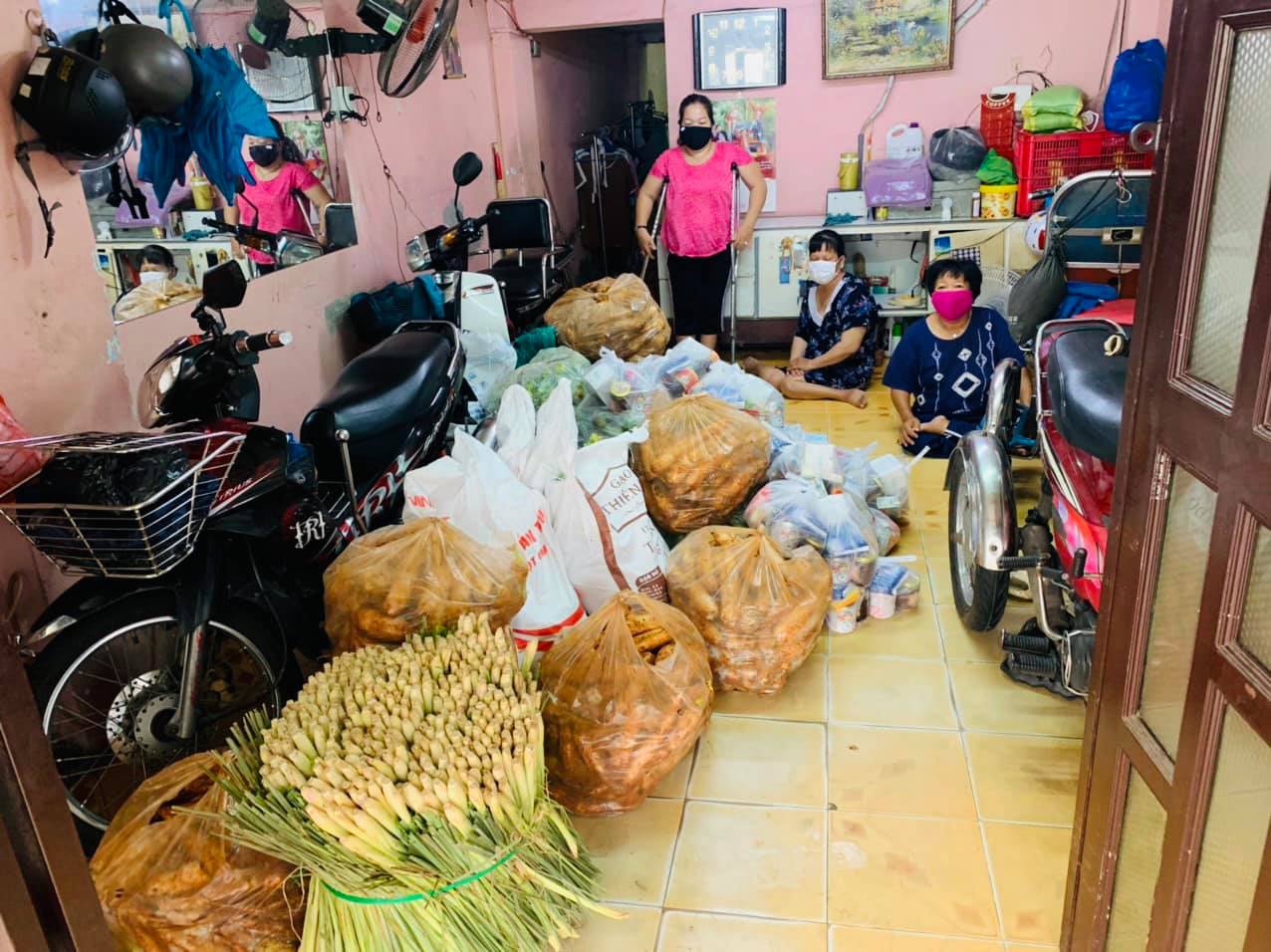 Phân phát lương thực cho những người hoàn cảnh khó khăn trong đại dịch