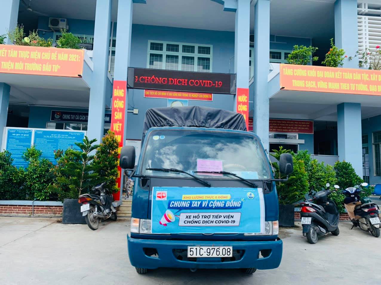 Xe hỗ trợ tiếp viện chống dịch COVID-19