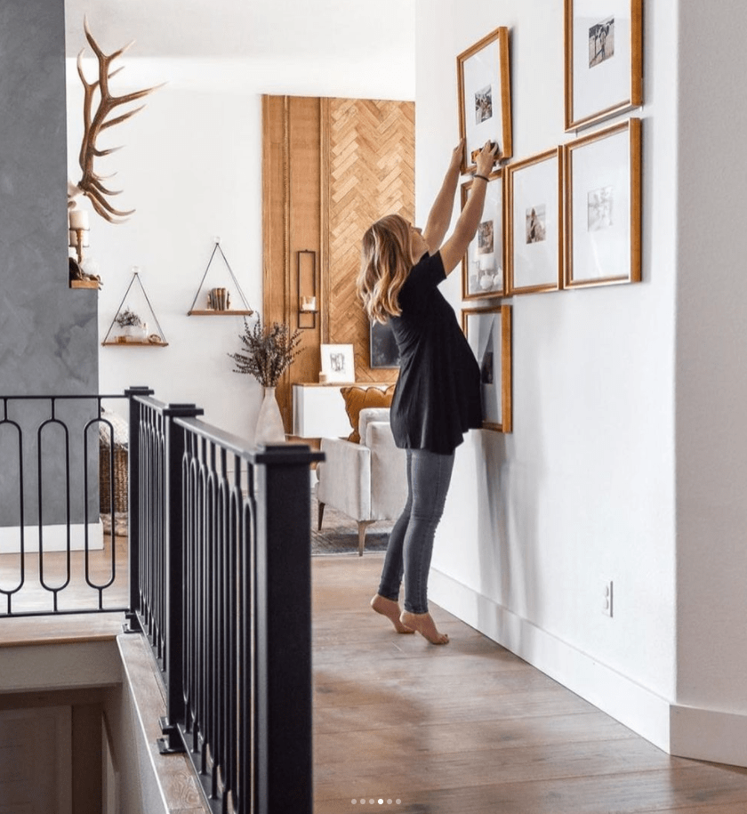 Treo tranh ở hành lang cầu thang