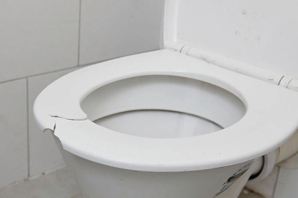 Hướng dẫn chi tiết cách thay thế nắp và bệ ngồi nhà vệ sinh