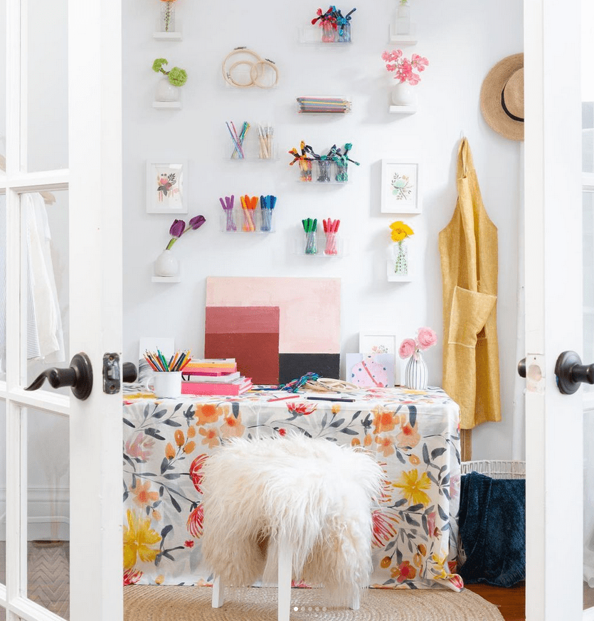 Từng đồ dùng nhỏ được phân tách và treo trên tường