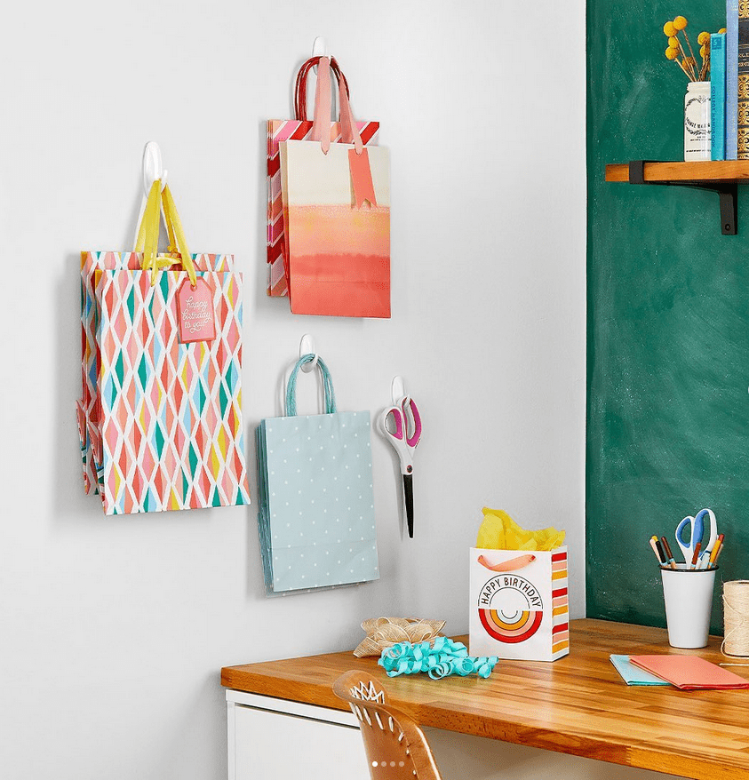 Những chiếc túi bạn hay sử dụng cũng được treo lên gọn gàng bằng móc treo xinh xắn