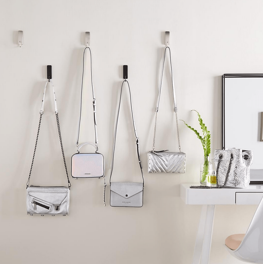 Sử dụng những chiếc túi bạn yêu thích lên mảng tường vừa ấn tượng vừa tiết kiệm không gian