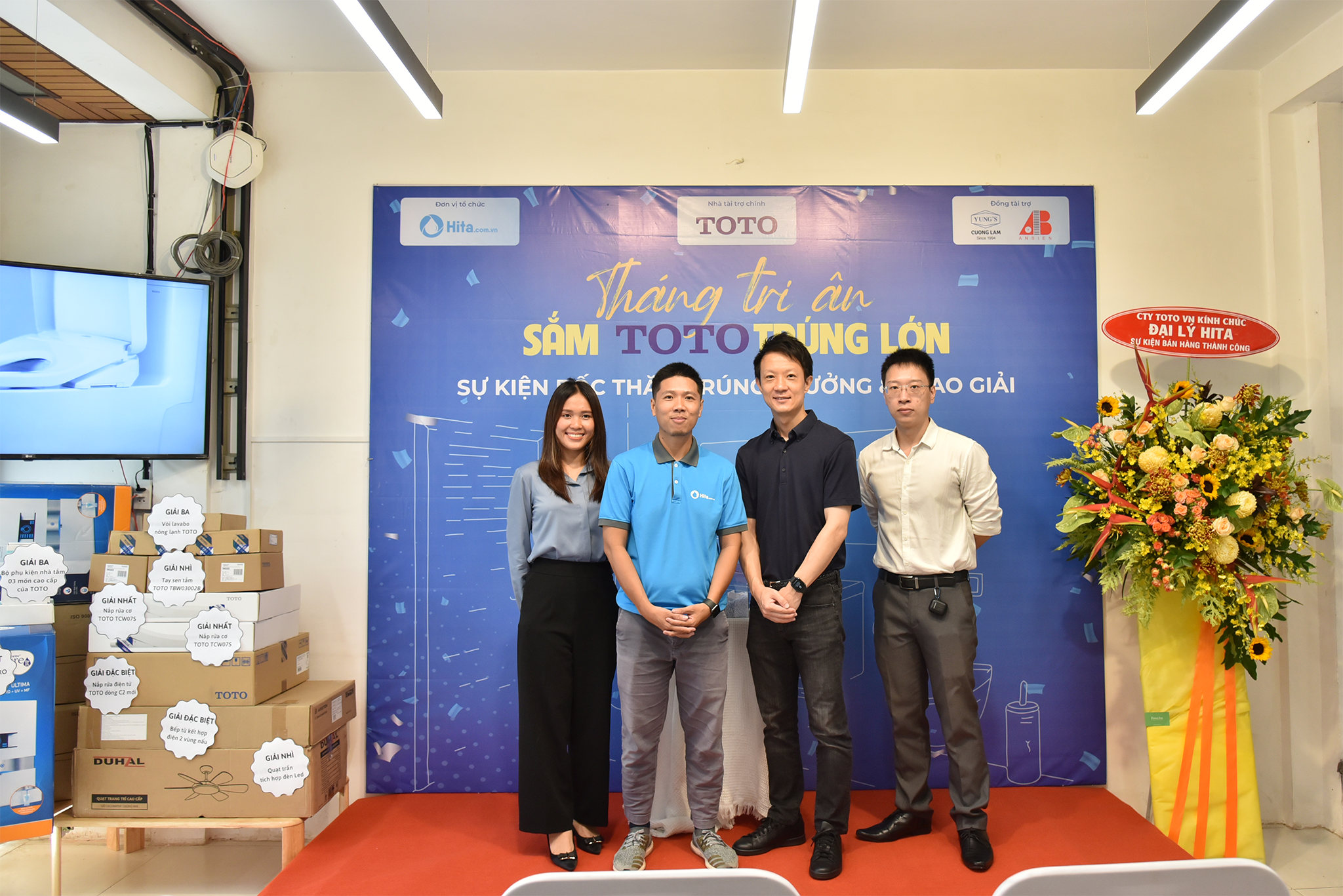 Đại diện Hita và đại diện công ty TOTO tại Việt Nam chụp ảnh lưu trong chương trình tri ân khách hàng