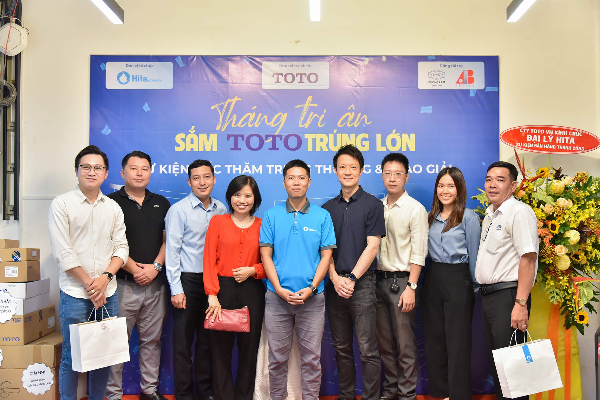 Giám đốc công ty Nội Thất HITA chụp ảnh lưu niệm cùng nhà phân phối và giám đốc bán hàng TOTO Việt Nam