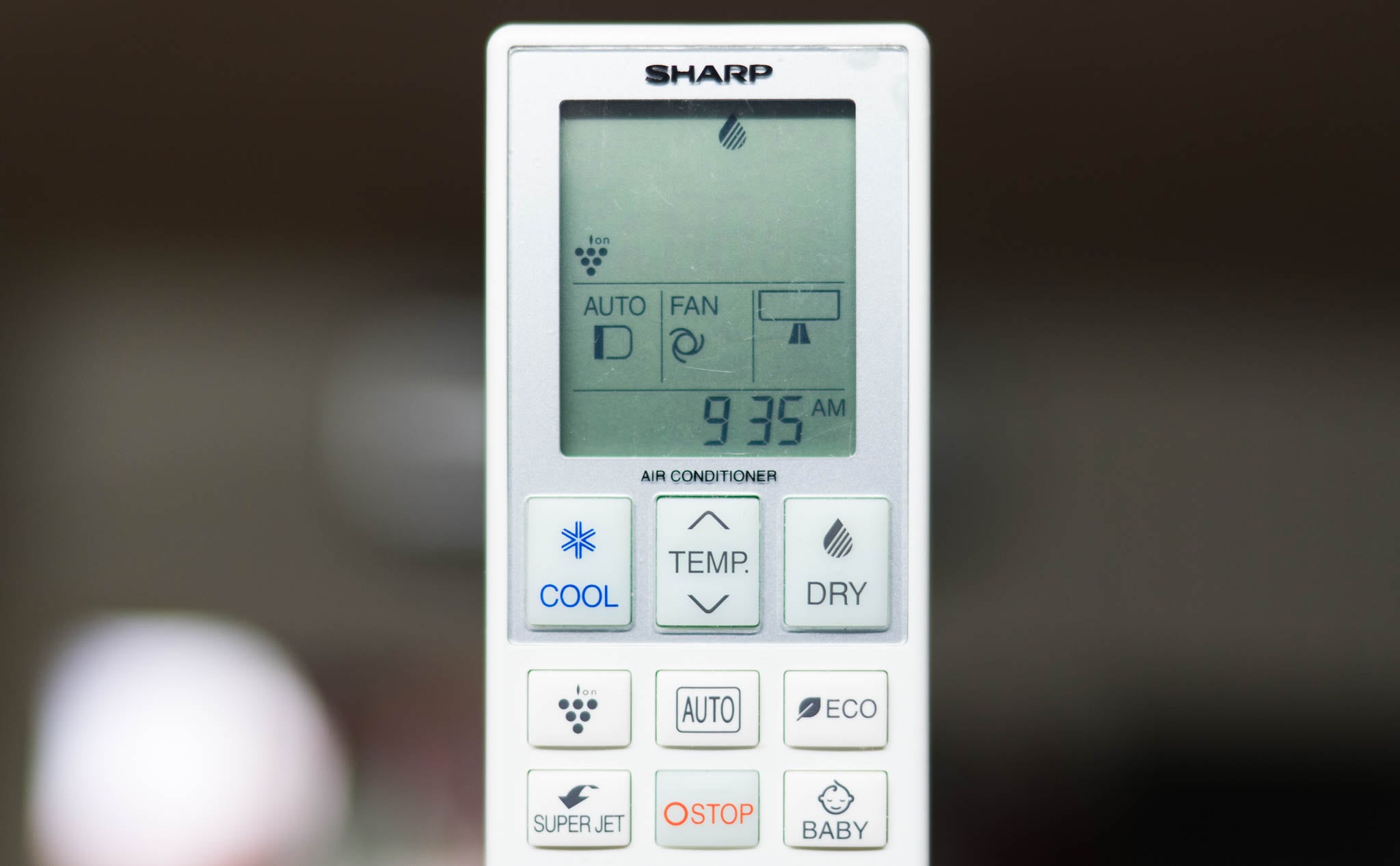 Bật điều hòa ở chế độ khô (Dry) khử mùi ẩm mốc phòng ngủ