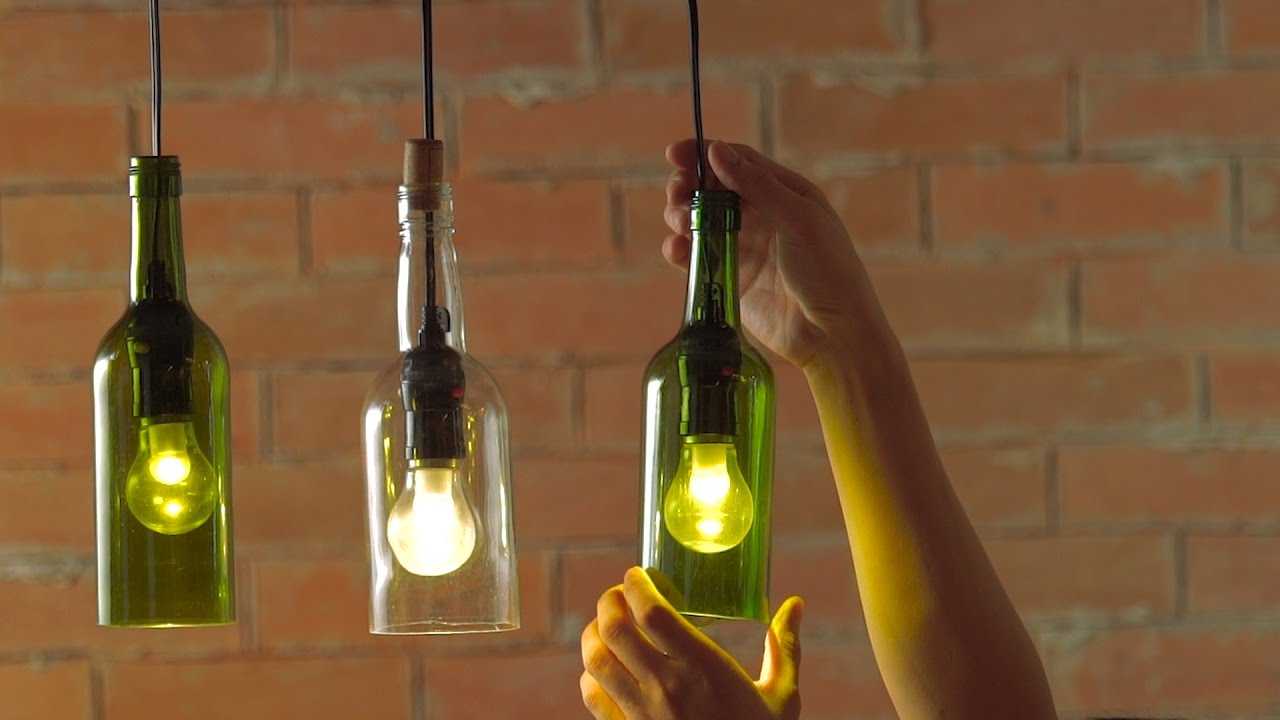 Chai thủy tinh tái sử dụng làm bóng đèn trang trí cho các quán cafe, quán nước.