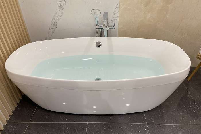 Bồn tắm nằm loại nhỏ giúp tiết kiệm không gian và điện nước