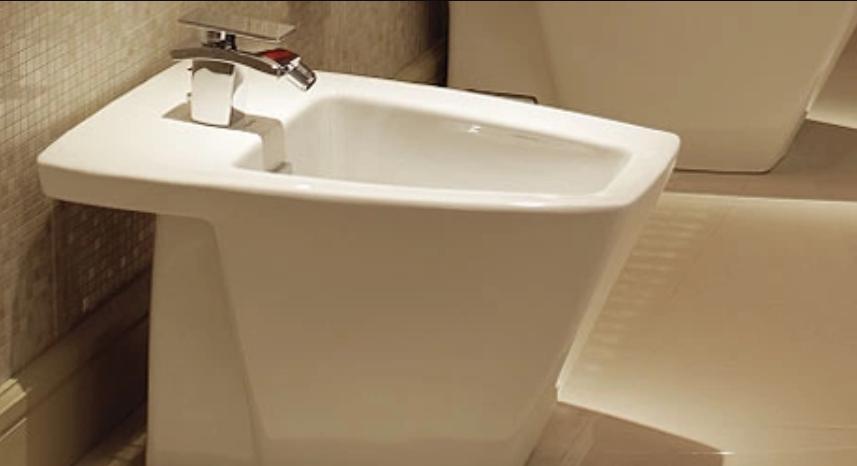 Lợi ích và hạn chế khi dùng bồn tiểu cho nữ