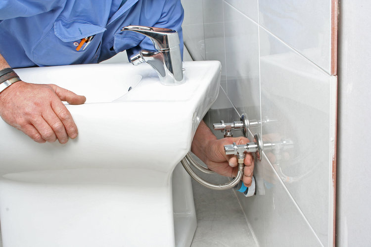 Vị trí và cách lắp đặt bồn tiểu nữ khá giống với bồn cầu