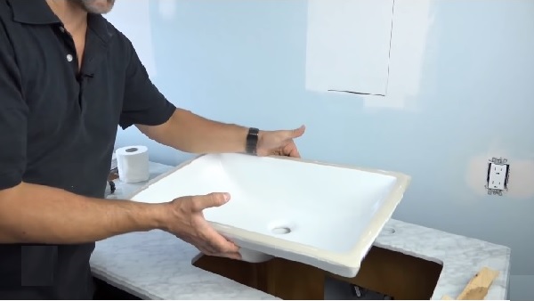 Lavabo âm bàn cần được đục khoét chuẩn xác để khi đặt chậu rửa vào sẽ khớp với lỗ đục
