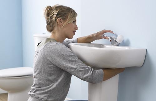 Lavabo treo tường không hề khó để lắp đặt như nhiều người vẫn nghĩ