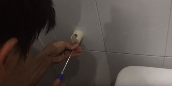 Lắp đặt gác cài cho vòi xịt 