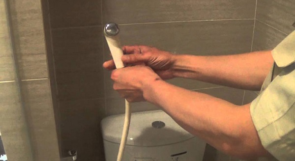 Lắp đầu vòi xịt vệ sinh vào dây dẫn