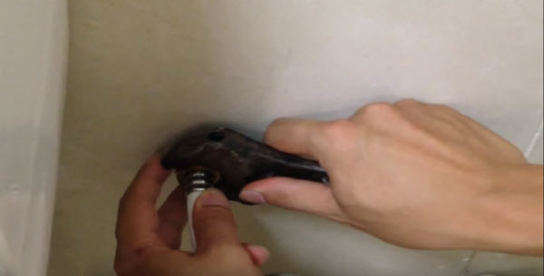 Nối đầu dây vòi xịt còn lại vào hệ thống đường ống cấp nước