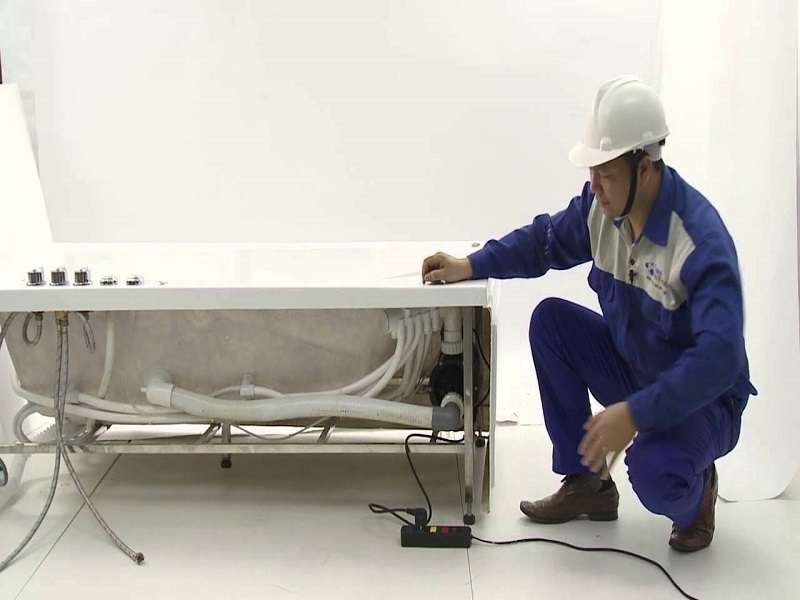 Nguồn điện hoặc dây cắm trục trặc sẽ khiến bồn tắm không hoạt động được