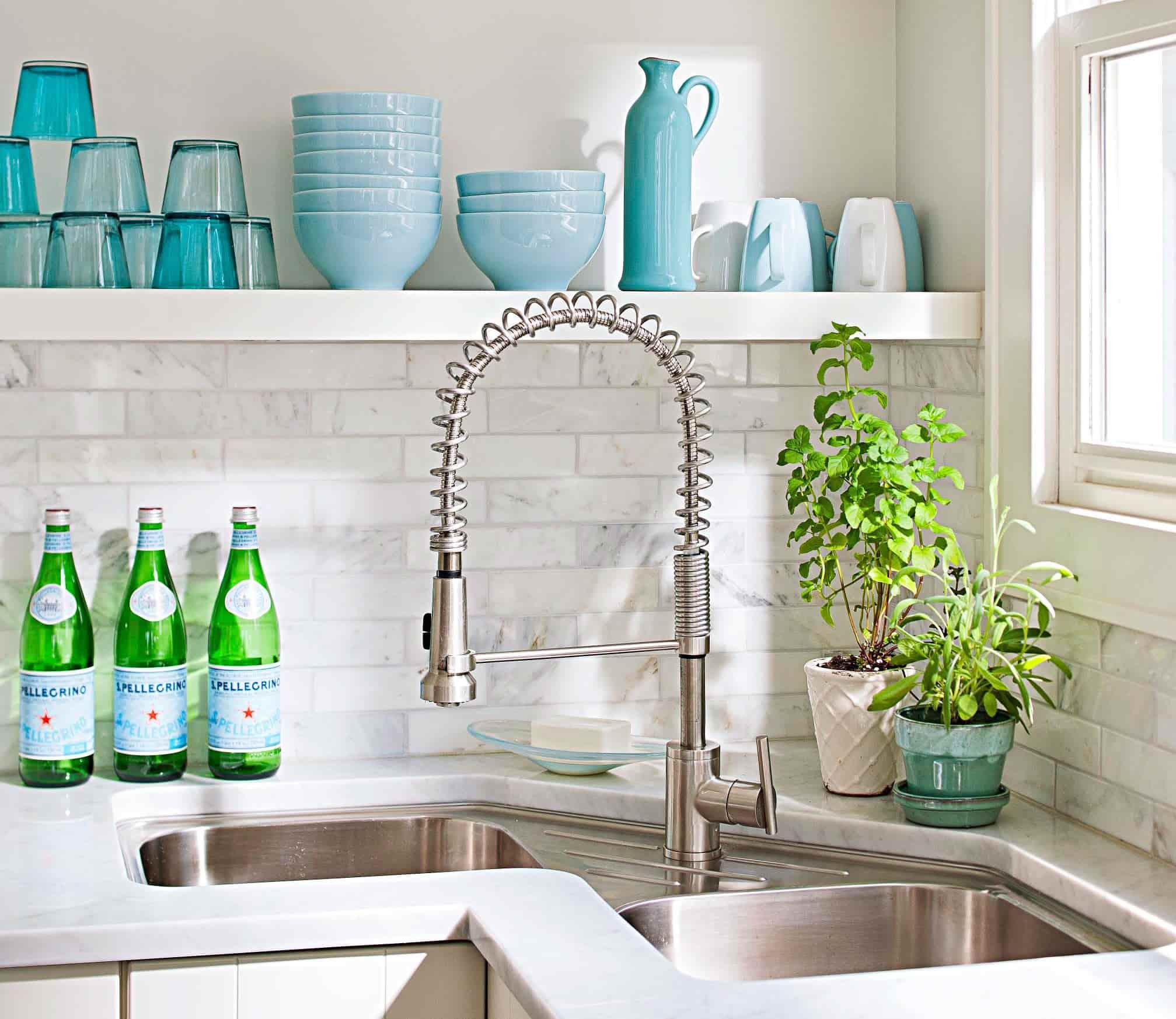 Chậu rửa inox đặt góc “kén” tủ bếp