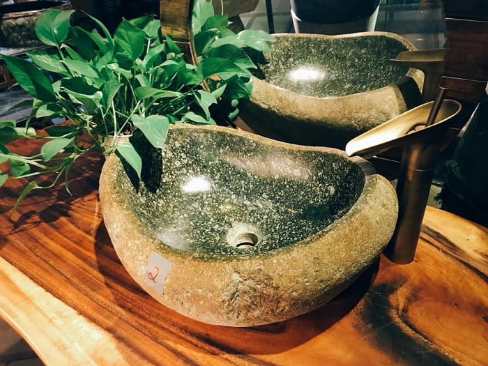 Màu sắc của lavabo rửa mặt cũng cần phù hợp với màu sắc chung của không gian nhà tắm