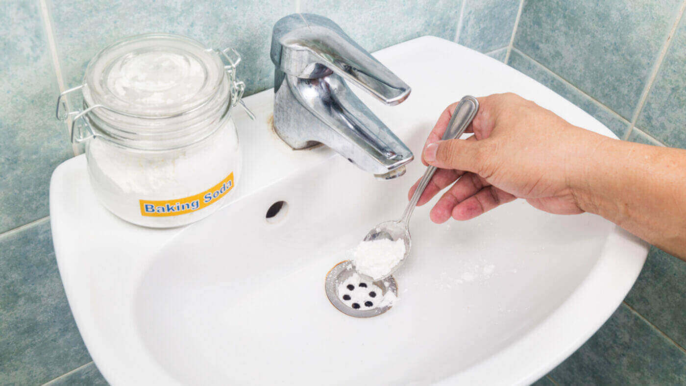 Sử dụng muối nở baking soda hoặc giấm để làm tan rác thải