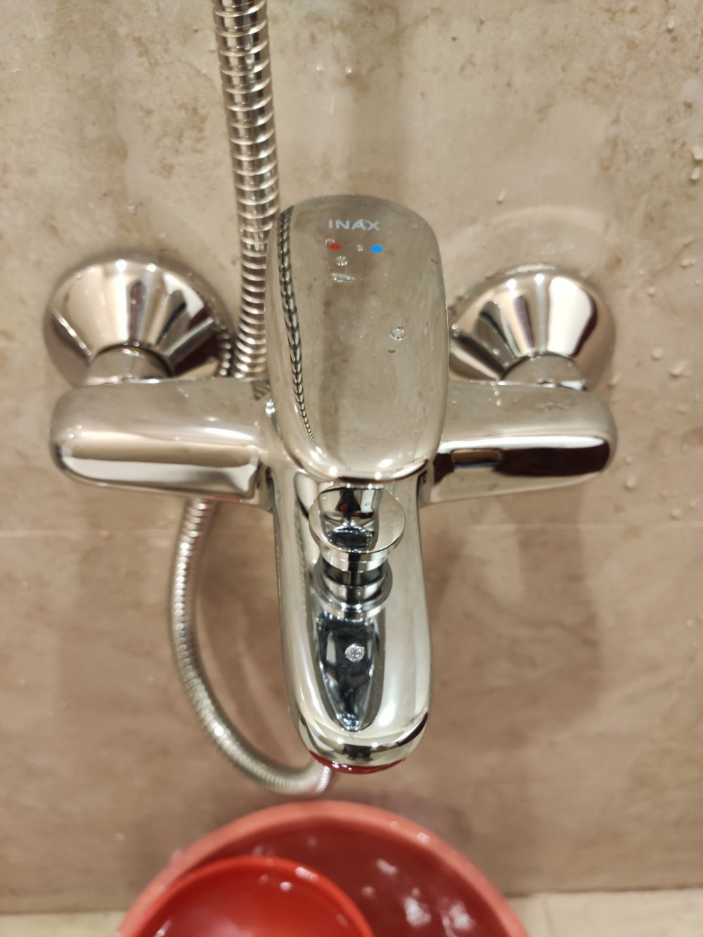 Cần cẩn trọng trong việc gạt cần gạt sang nút đỏ để tránh bị phỏng vì nước quá nóng 