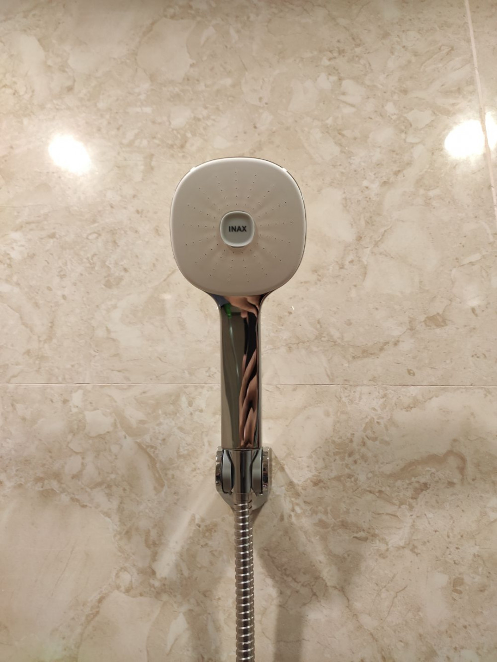 Vệ sinh sen tắm thường xuyên sẽ giúp nâng cao tuổi thọ cho vòi sen tắm nóng lạnh