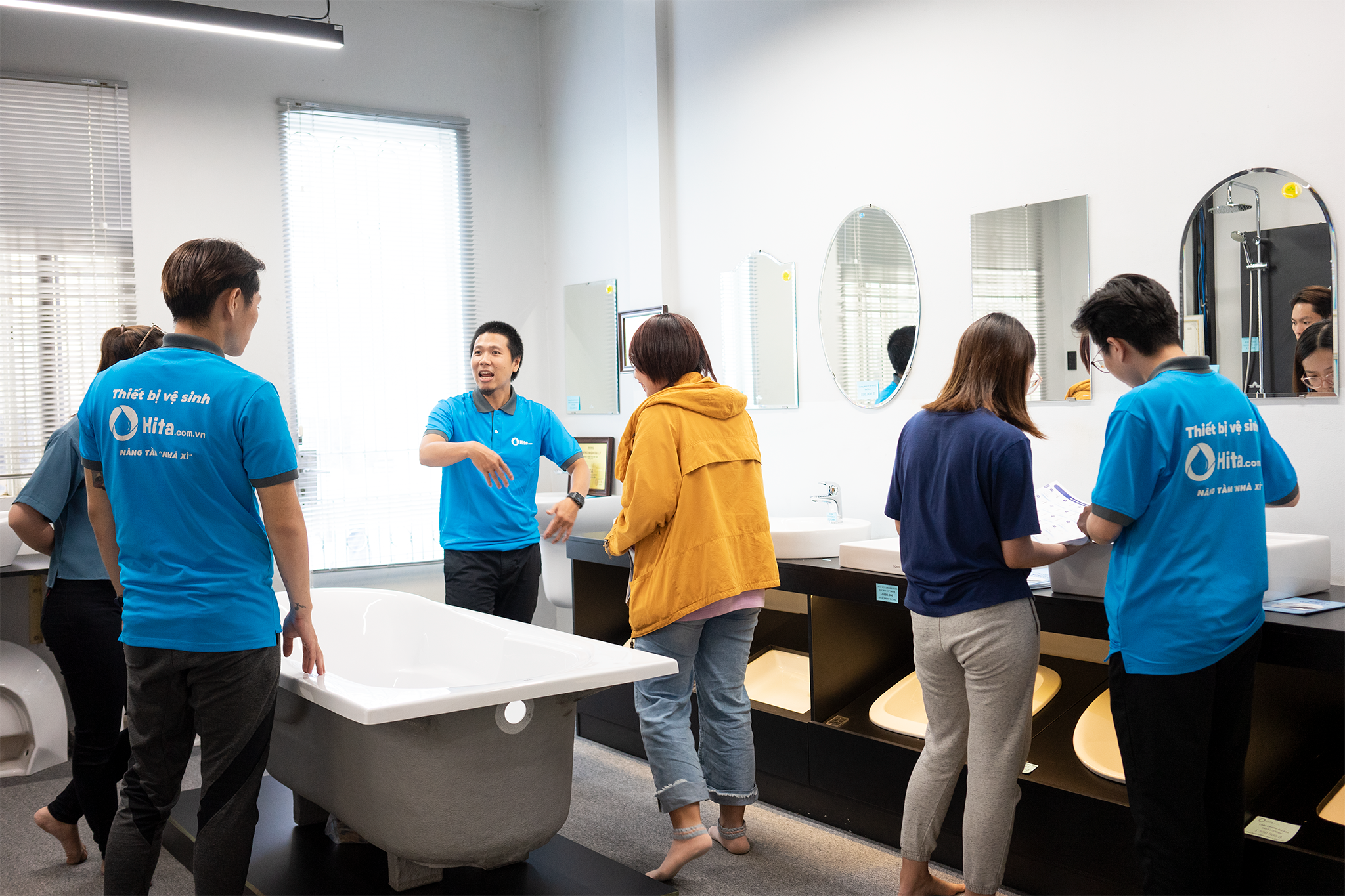 Khách hàng tham quan và mua hàng tại HITA