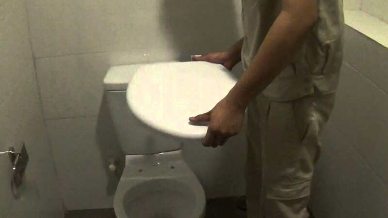 Tháo nắp bồn cầu cũ ra trước khi thay mới